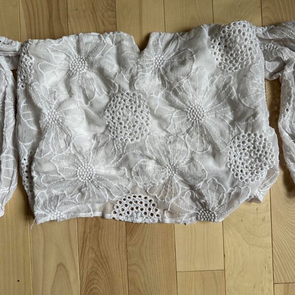 GUESS Off-Shoulder Eyelet Top – Floral Embroidery, Boho Style - Picture 4 of 8